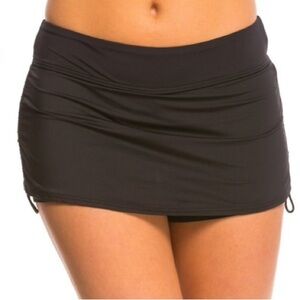 TYR swim skirt/never worn Small